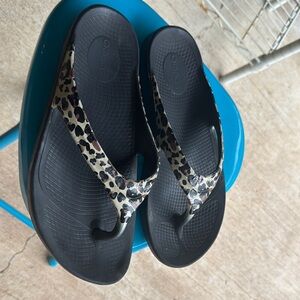 Leopard Oofos sz 10 Women’s Oh La la glossy Comfort Sandals Flip Flops